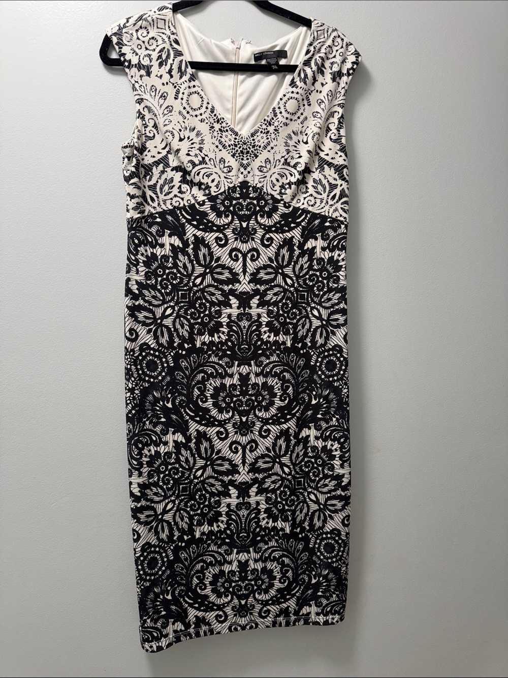Maggy London Black & White Printed V-Neck Midi Dress
